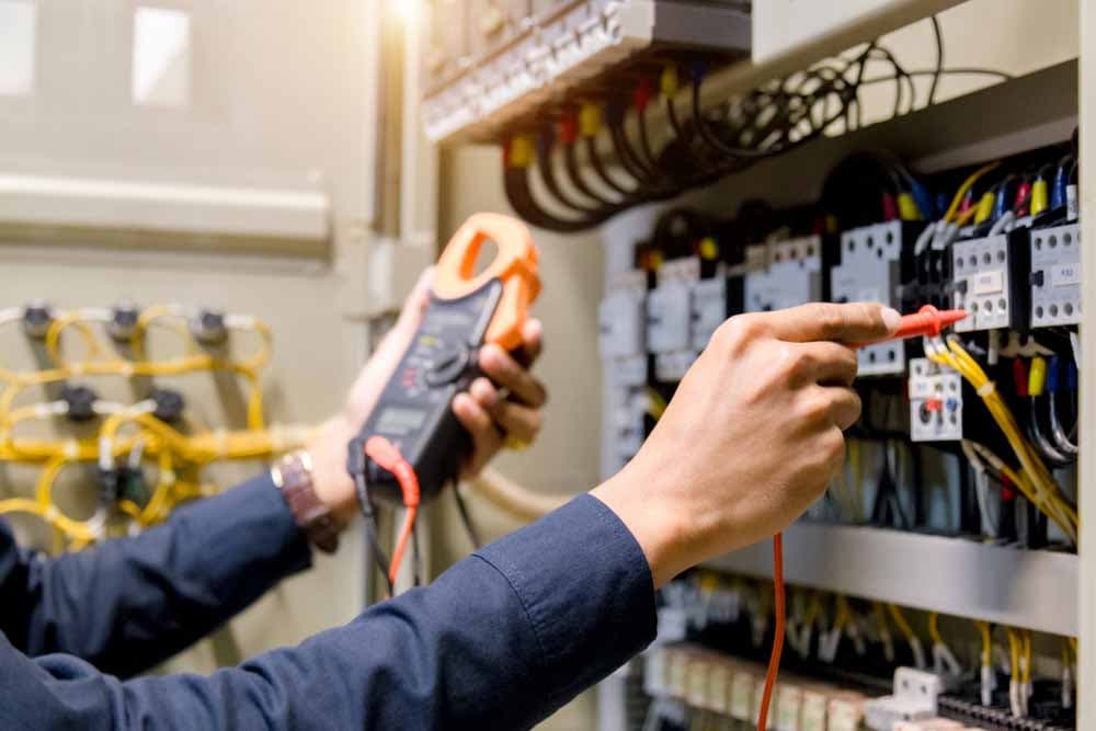 Prüfung ortsfester elektrischer Anlagen: Ein Muss für jede Immobilie