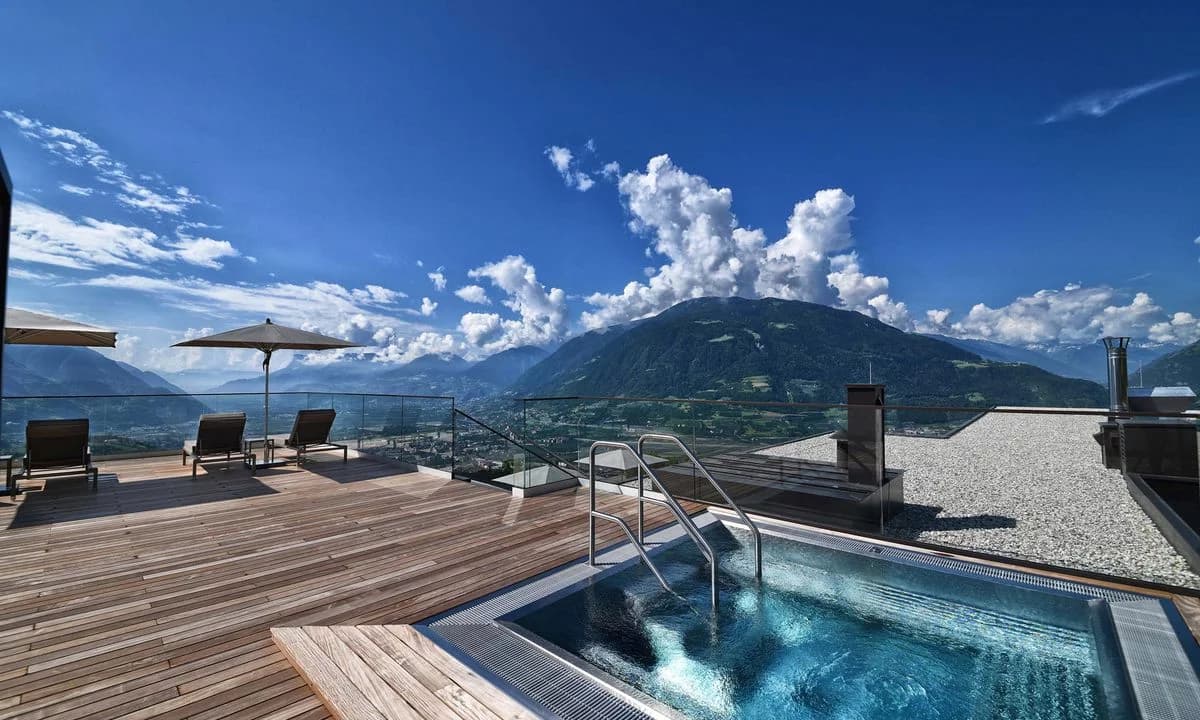 Wellnesshotel Tirol: Die besten Hotels mit Pool für Ihren Traumurlaub in den Alpen