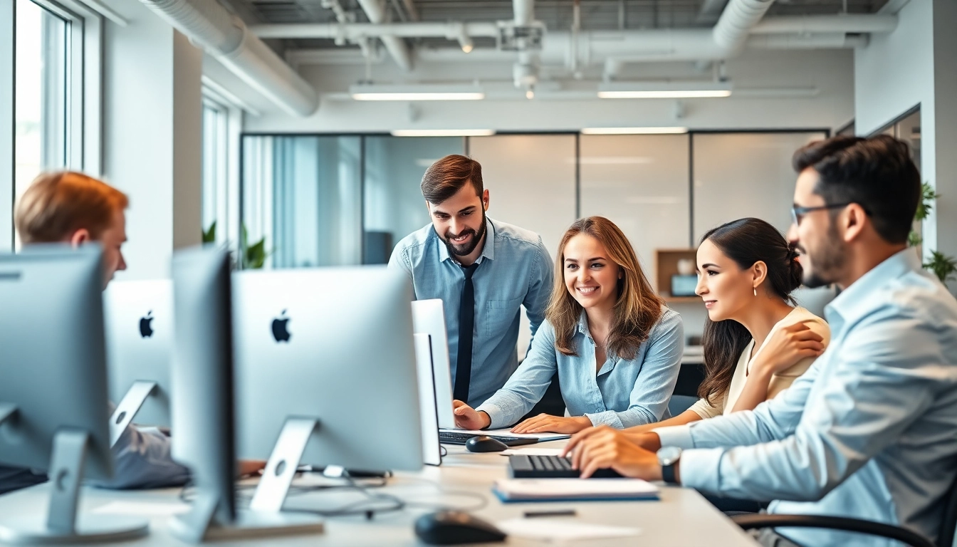 IT Dienstleister arbeiten gemeinsam an innovativen Loesungen in modernem Buero.