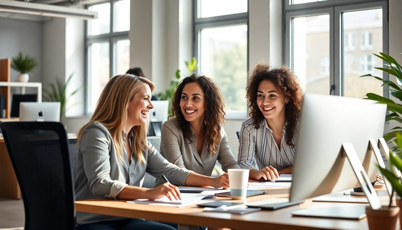 Online Marketing Agentur in meiner Nähe, helle Büros mit kreativen Mitarbeitern, die gemeinsam an Kampagnen arbeiten.